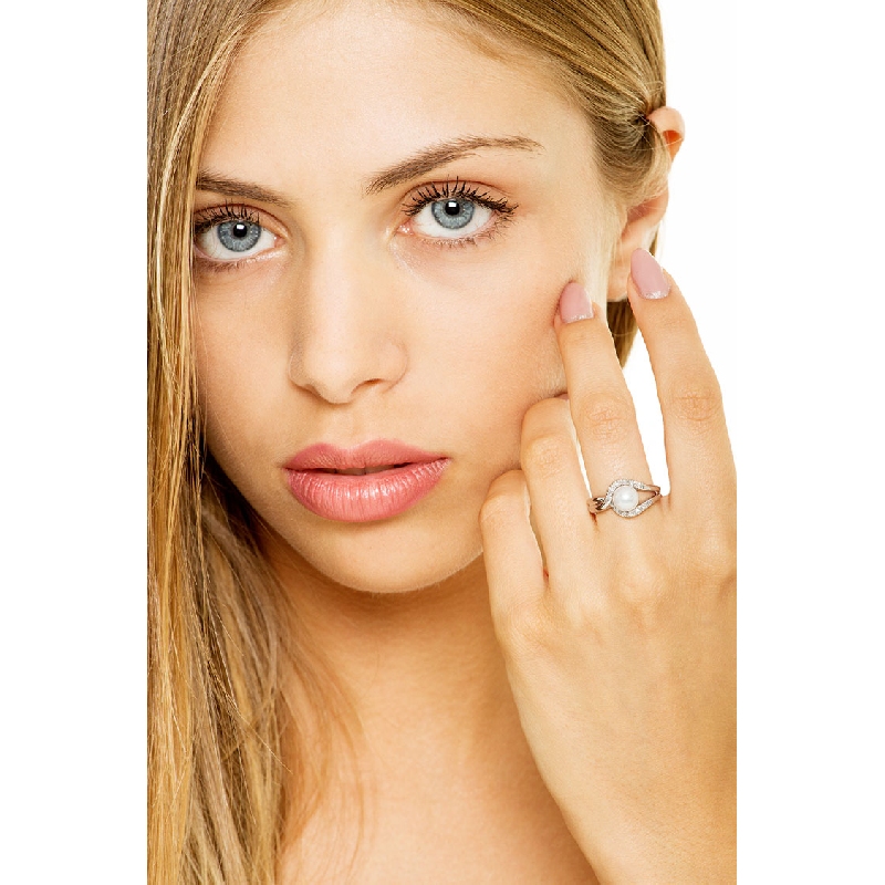 18k white gold ring with pearl and diamonds halo  18k white gold ring with pearl and diamonds halo