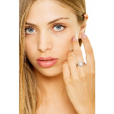 18k white gold ring with pearl and diamonds halo 