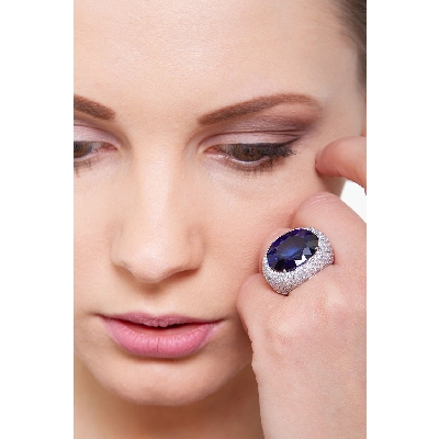White gold 18k band ring with blue sapphire and diamonds pavé