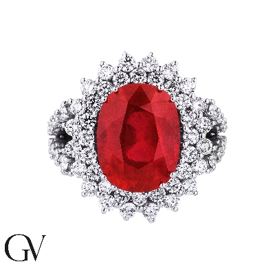 White gold 18k halo ring with diamonds and ruby