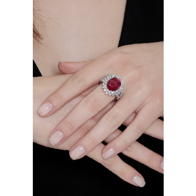 White gold 18k halo ring with diamonds and ruby