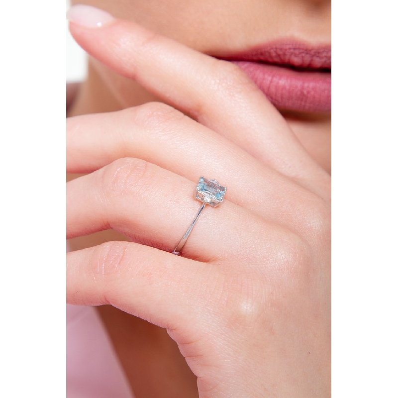 White gold 18k ring with aquamarine emerald cut and side diamonds White gold 18k ring with aquamarine emerald cut and side diamonds