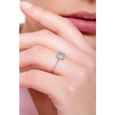 White gold 18k ring with aquamarine emerald cut and side diamonds