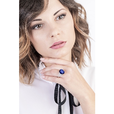 White gold 18k ring with a central blue sapphire and diamonds 