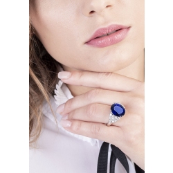 White gold 18k ring with a central blue sapphire and diamonds  2