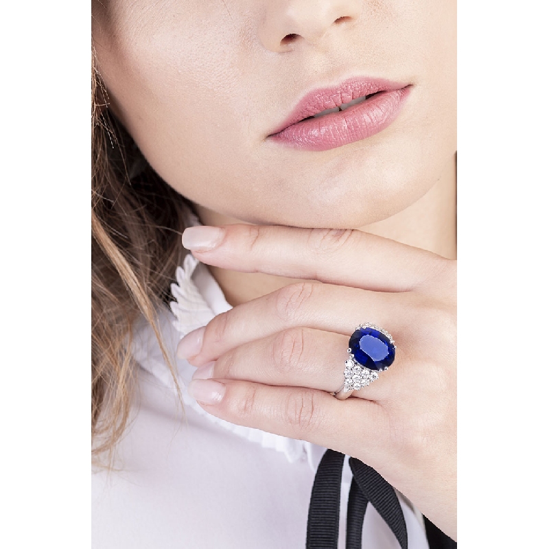 White gold 18k ring with a central blue sapphire and diamonds  White gold 18k ring with a central blue sapphire and diamonds