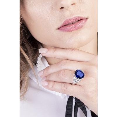 White gold 18k ring with a central blue sapphire and diamonds 