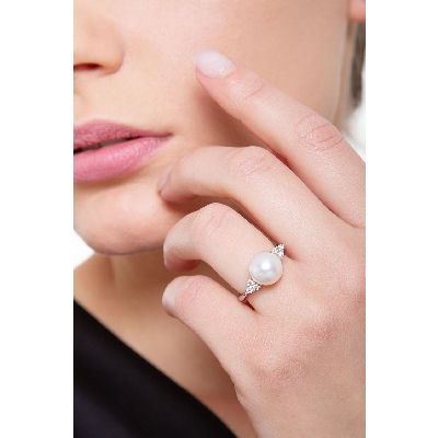 White gold 18k ring with pearl and three diamonds each side 
