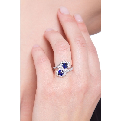 White gold 18k curved ring with diamonds and blue sapphires heart cut 