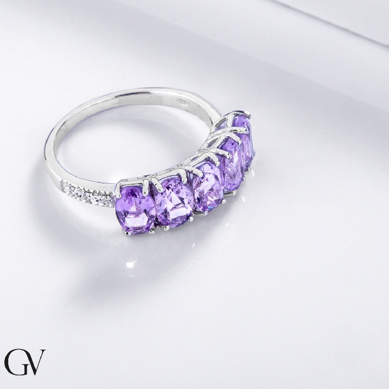 18k white gold ring with five amethysts oval cut and diamonds shoulder set 18k white gold ring with five amethysts oval cut and diamonds shoulder set