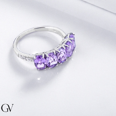 18k white gold ring with five amethysts oval cut and diamonds shoulder set