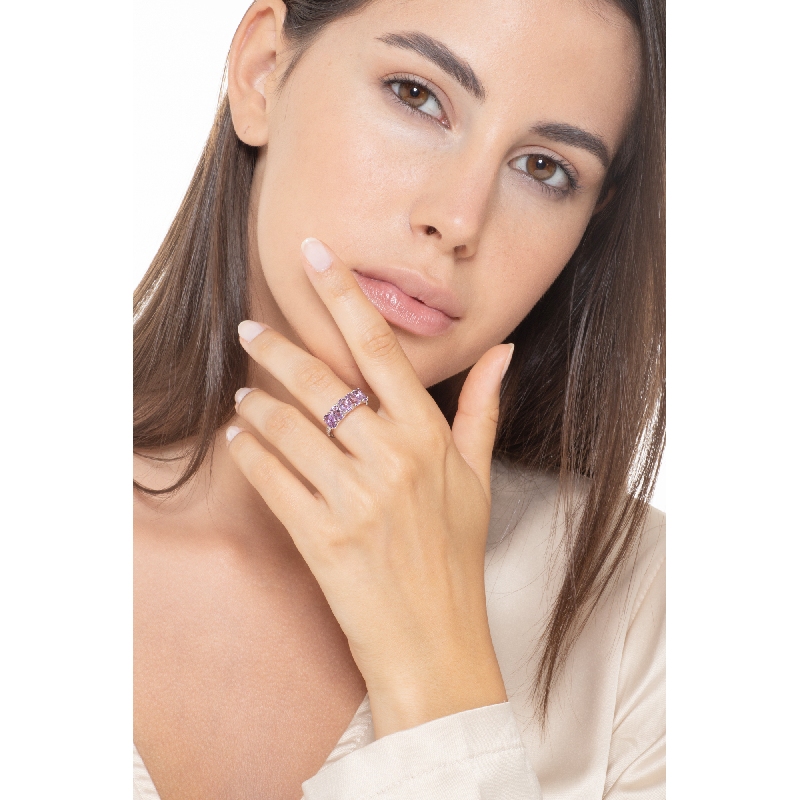 18k white gold ring with five amethysts oval cut and diamonds shoulder set 18k white gold ring with five amethysts oval cut and diamonds shoulder set