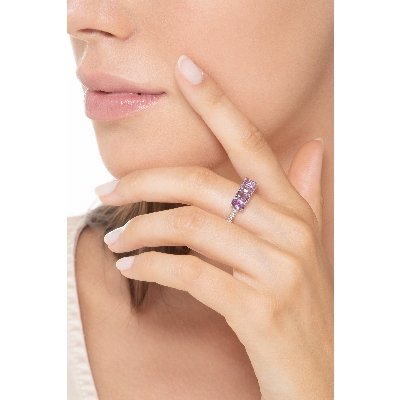 18k white gold ring with five amethysts oval cut and diamonds shoulder set