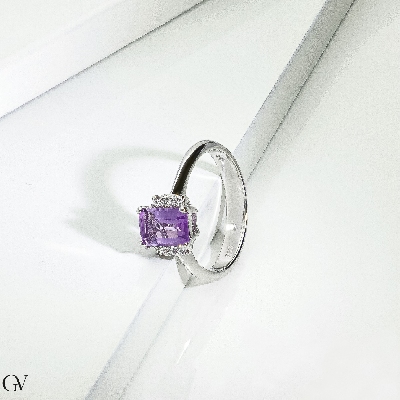 18k white gold ring with amethyst