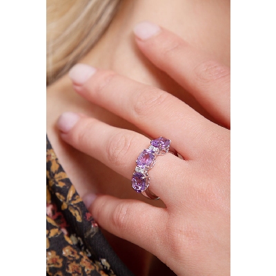 White gold 18k ring with diamonds and amethysts 