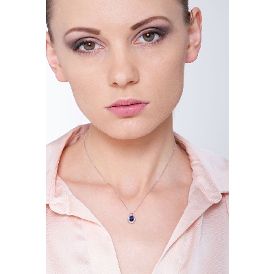 Necklace with oval cut blue sapphire and diamonds