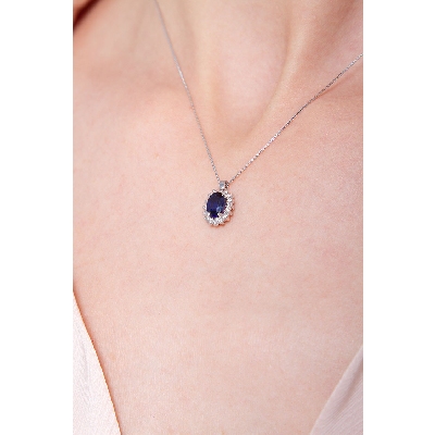 Necklace with oval cut blue sapphire and diamonds