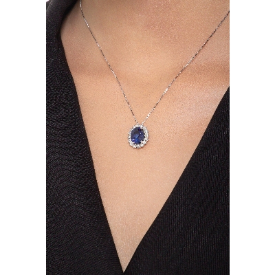 Necklace in white gold 18k with blue sapphire oval cut and diamonds 