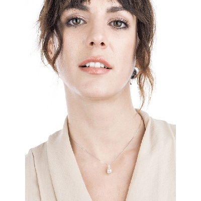 18k white gold necklace with pendant with diamonds and pearl