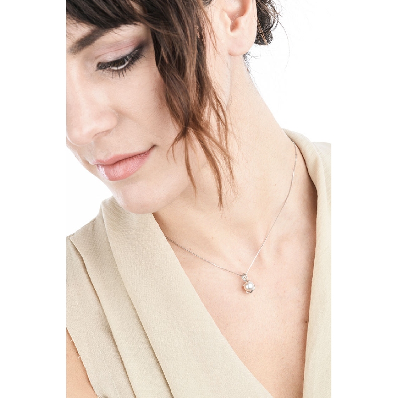 18k white gold necklace with pendant with diamonds and pearl 18k white gold necklace with pendant with diamonds and pearl