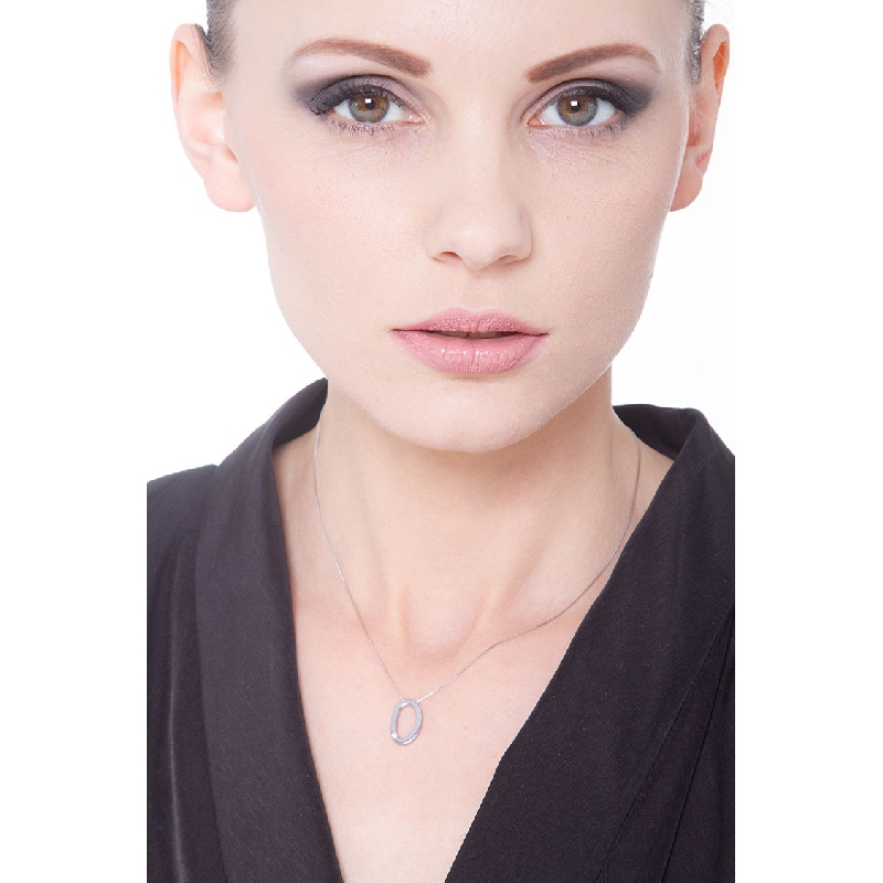 Necklace with letter O in white gold with diamond Necklace with letter O in white gold with diamond