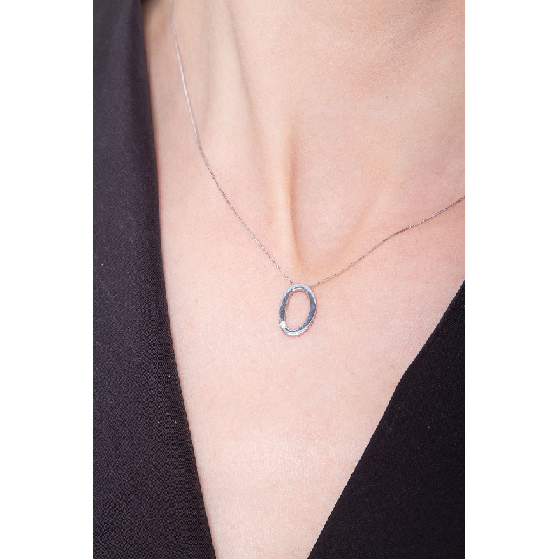 Necklace with letter O in white gold with diamond Necklace with letter O in white gold with diamond