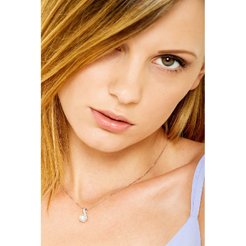 Necklace in 18k white gold with pearl and diamonds Necklace in 18k white gold with pearl and diamonds