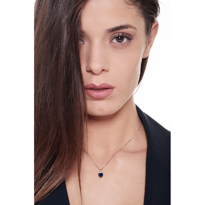 Necklace in 18k white gold with sapphire heart cut and a diamond 