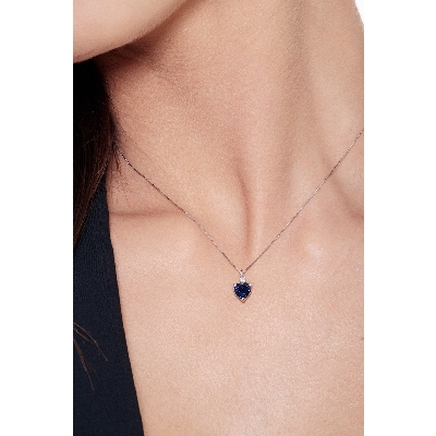 Necklace in 18k white gold with sapphire heart cut and a diamond 