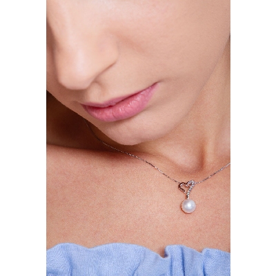 Necklace in 18k white gold with heart shaped pendant with pearl and diamonds 
