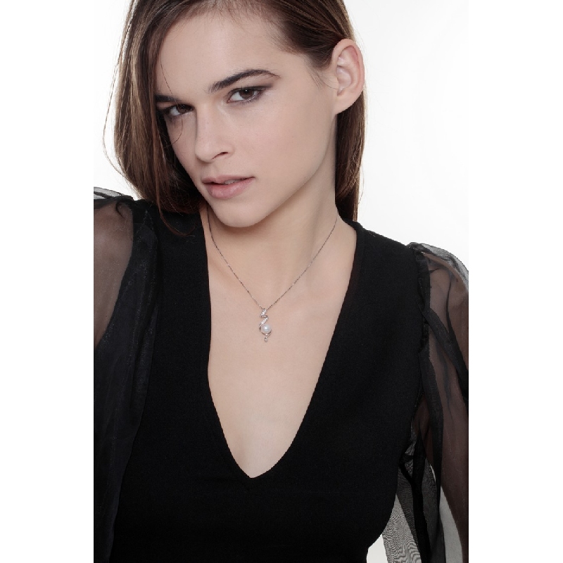 Necklace in 18k white gold with pearl and diamond pendant Necklace in 18k white gold with pearl and diamond pendant