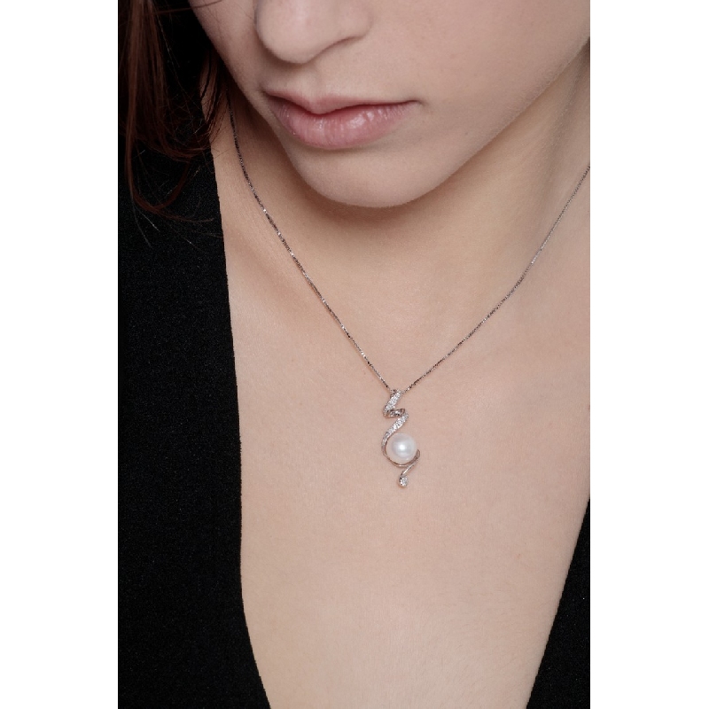 Necklace in 18k white gold with pearl and diamond pendant Necklace in 18k white gold with pearl and diamond pendant