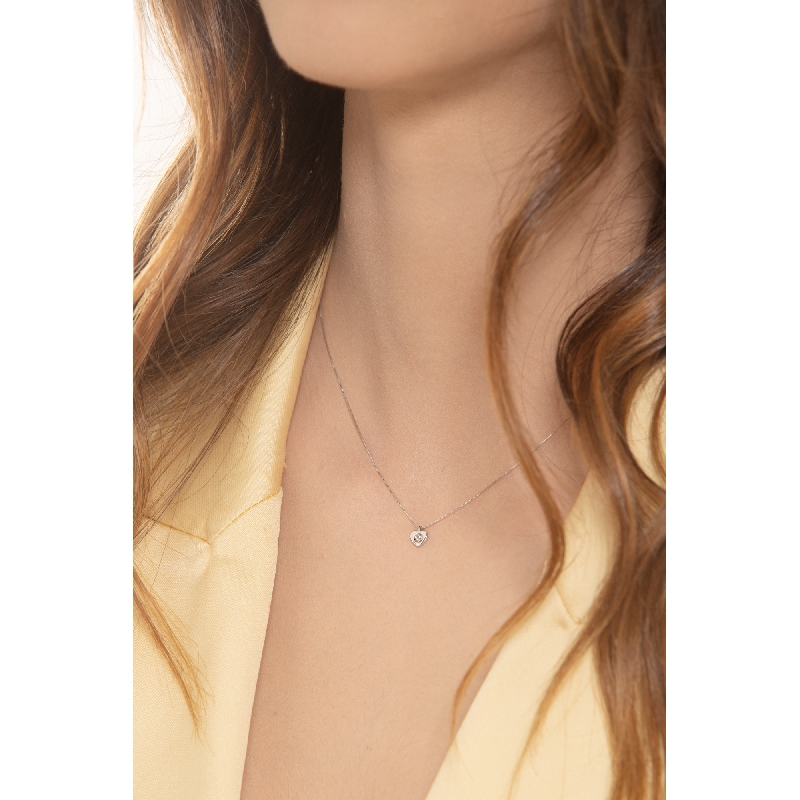 Necklace in with gold 18k with heart diamond pendant 