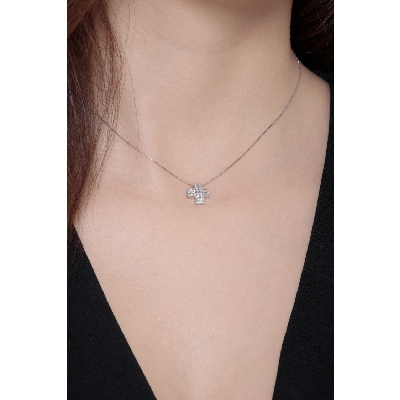 Square cross pendant with diamond pavè