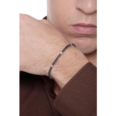 Tennis bracelet with black and white diamonds