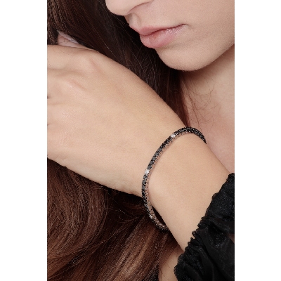Tennis bracelet with black and white diamonds