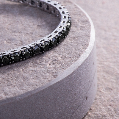 Tennis bracelet in white gold 18k wih burnished tips and black diamonds