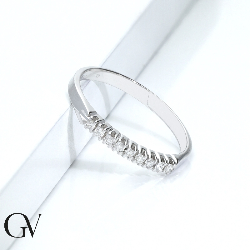9 diamonds 0,15 ct half eternity ring in white gold 18k
