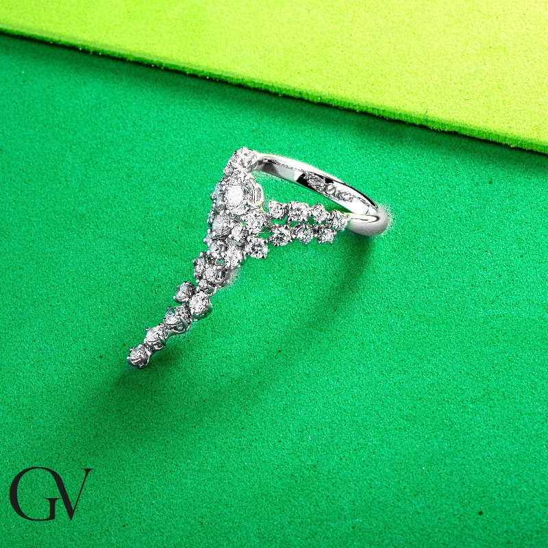 White gold 18k ring with diamonds in a waterfall effect White gold 18k ring with diamonds in a waterfall effect