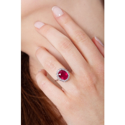 White gold 18k halo ring with a central ruby and diamonds 