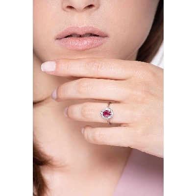 Halo ring white gold 18k with diamonds and a central ruby