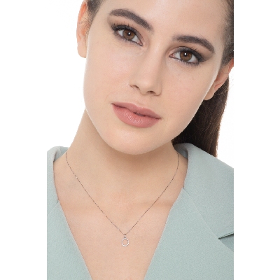 Necklace with O letter in white gold and diamonds