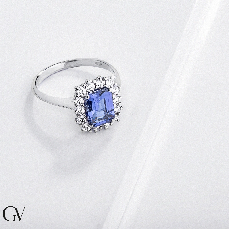 Central tanzanite and diamonds ring 18kt gold Central tanzanite and diamonds ring 18kt gold