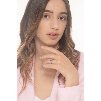 18k white gold ring with central tanzanite and diamonds 