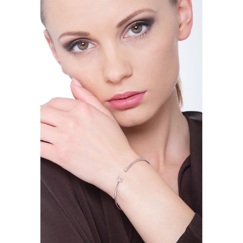 E initial bangle in white gold and diamonds E initial bangle in white gold and diamonds
