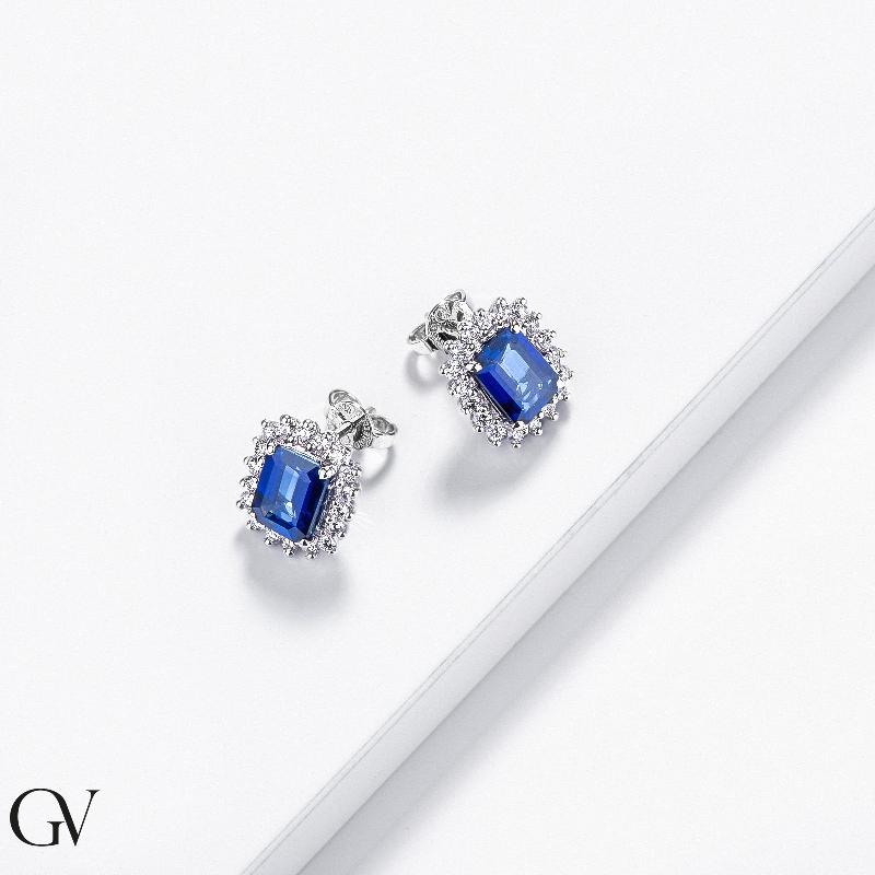 Halo stud earrings in white gold 18k with diamonds and blue sapphires
