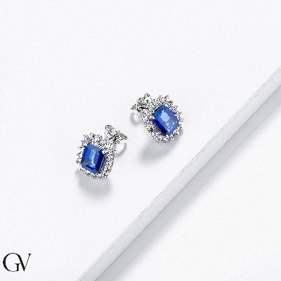 Halo stud earrings in white gold 18k with diamonds and blue sapphires