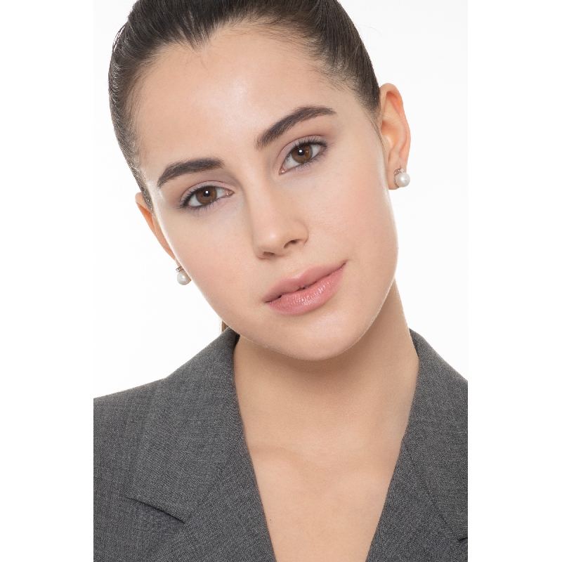 18k white gold stud earrings with pearls and one diamond per side  18k white gold stud earrings with pearls and one diamond per side