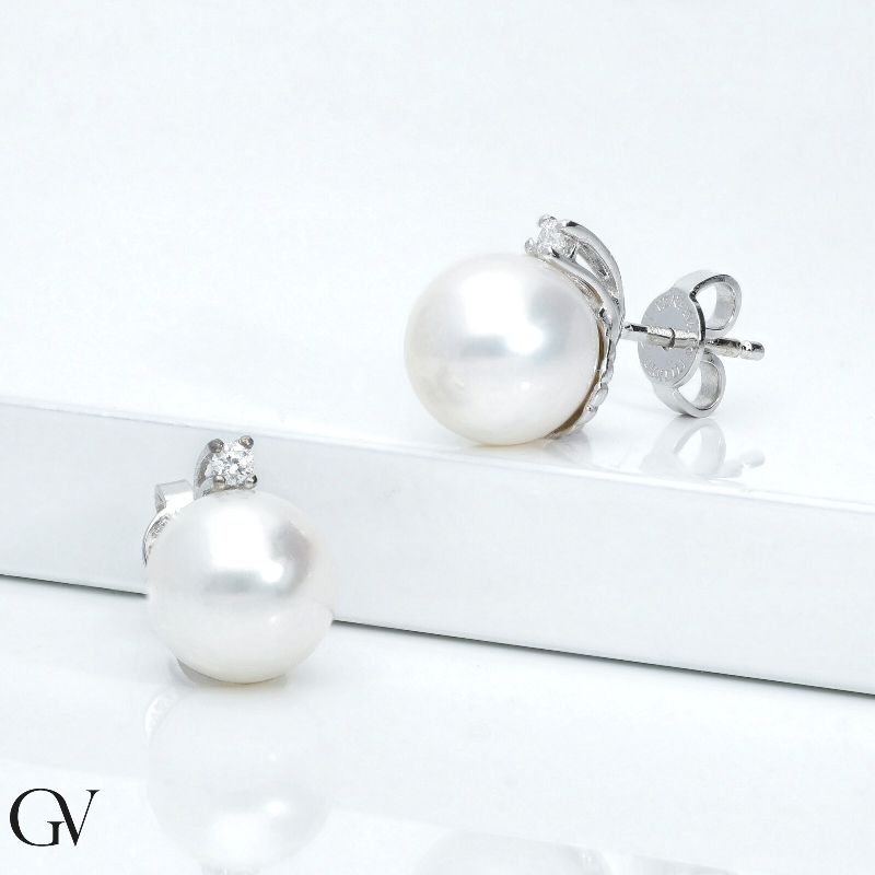 White gold 18k stud earrings with 9mm pearls and diamonds White gold 18k stud earrings with 9mm pearls and diamonds