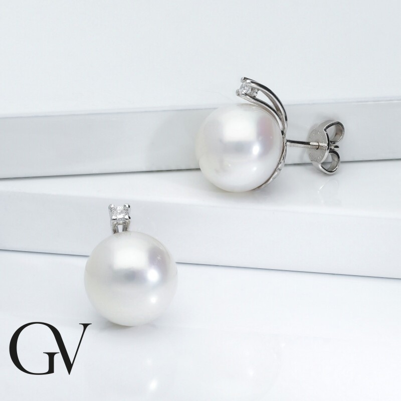 White gold 18k stud earrings with pearls of about 11.50 mm and diamonds 